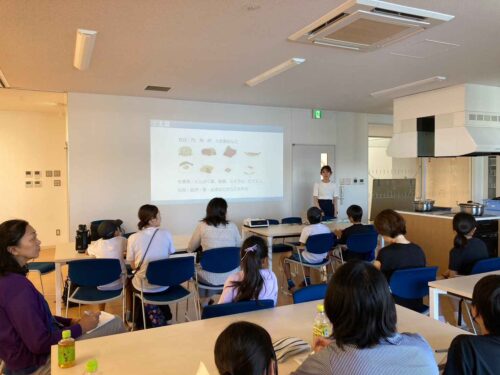 Run for the Future初の栄養講座を実施しました。管理栄養士の猿田綸咲さんを講師に招いて行いました。